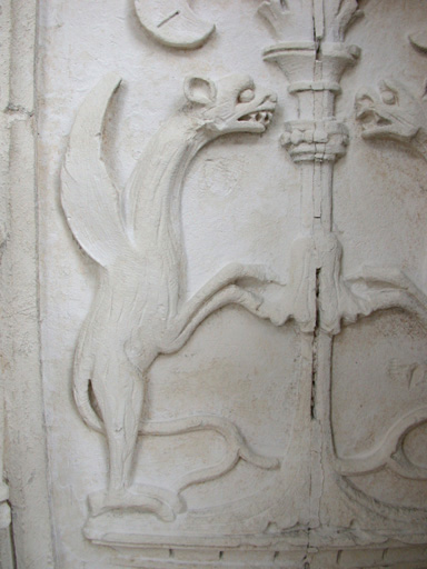 Décor du tympan : griffon.