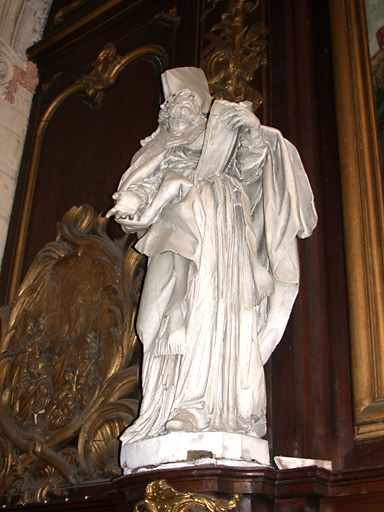 Statue de saint évêque à gauche du retable.