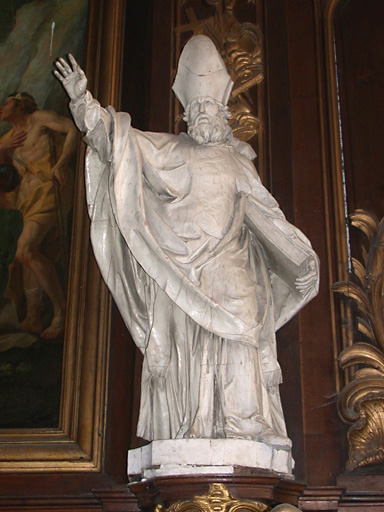 Statue de saint évêque à droite du retable.