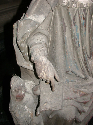 groupe sculpté : Sainte Anne et la Vierge ou l'éducation de la Vierge, bras droit de Sainte Anne, avant restauration