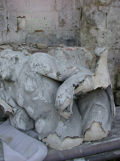 Détail du groupe, au cours de la dépose : le corps du Christ. - © Monuments historiques