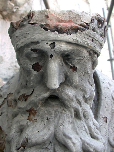 Détail du groupe, au cours de la dépose : visage de Dieu le Père.