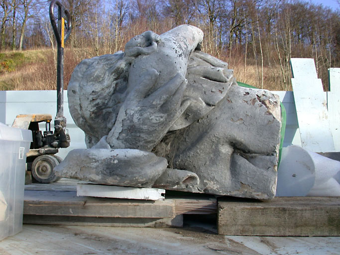 Elément du groupe en cours de dépose (Charpentier P.M. ; atelier Giordani, 2002).