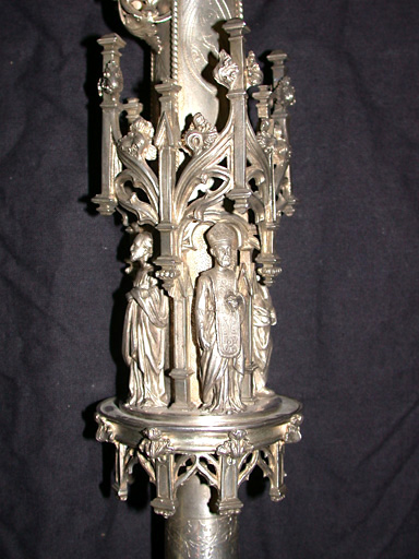 Décor de la hampe : figurines sous dais. - © Monuments historiques