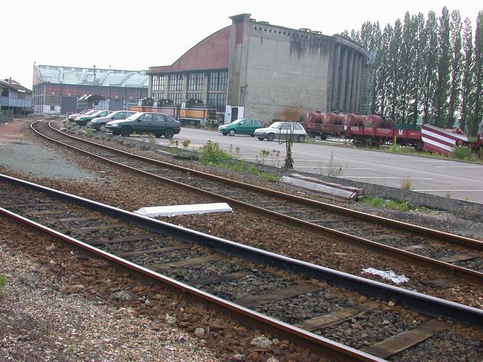 Vue générale depuis les voies d'accès.