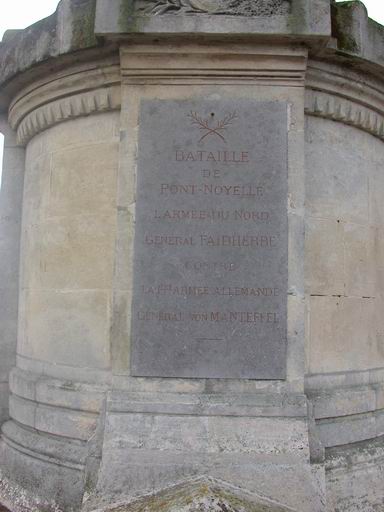 Base de la colonne : plaque portant l'inscription "Bataille de Pont-Noyelle : L'armée du Nord, Général FAIDHERBE, Contre La Ière armée allemande, Général Von MANTEFFEL".