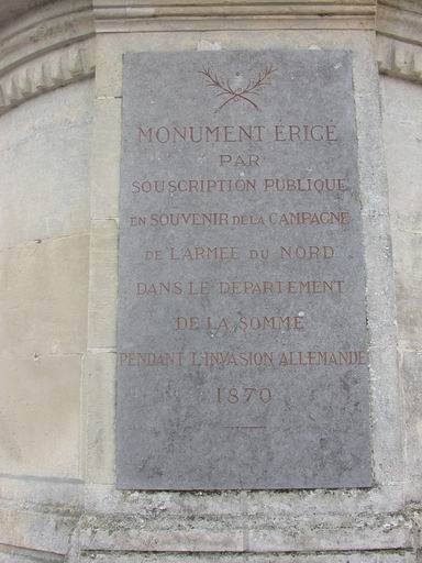 Base de la colonne : plaque portant l'inscription "Monument érigé par souscription publique en souvenir de la campagne de l'armée du nord dans le département de la Somme pendant l'invasion allemande 1870".