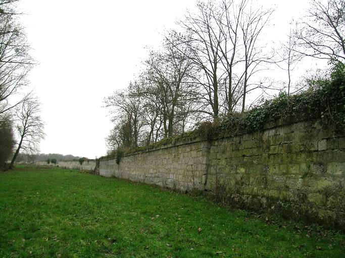 Murs de clôture.