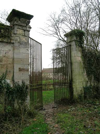 Murs de clôture : portail.