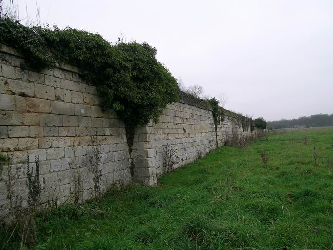 Murs de clôture.