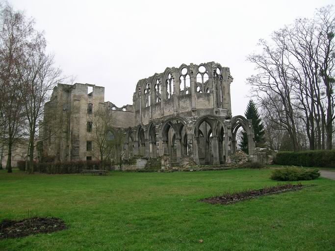 Ruines de l'église abbatiale.