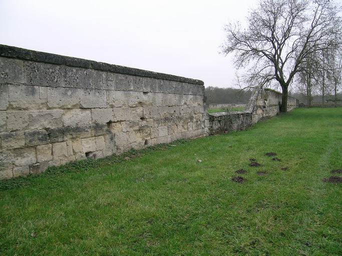 Murs de clôture.