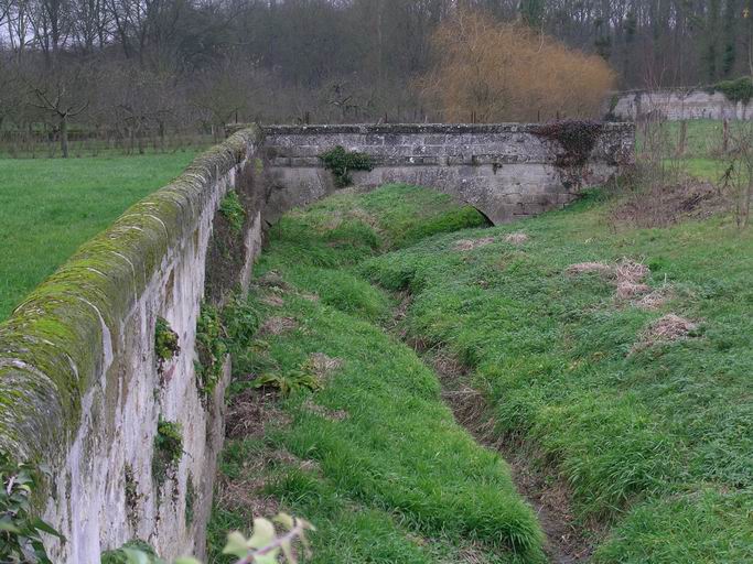 Mur de soutènement et pont sur la Dordonne.