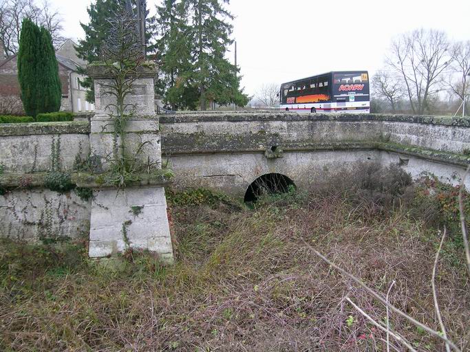 Douves sèches de l'entrée d'honneur.