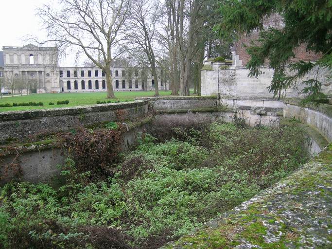 Douves sèches de l'entrée d'honneur.