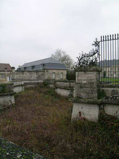 Douves sèches de l'entrée d'honneur.