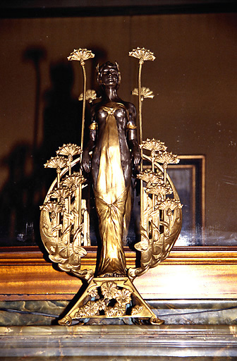 Petit salon, rez-de-chaussée : statuette en bronze ciselé, ornant la cheminée en marbre vert de Sibérie. - (c) Monuments historiques, ADAGP