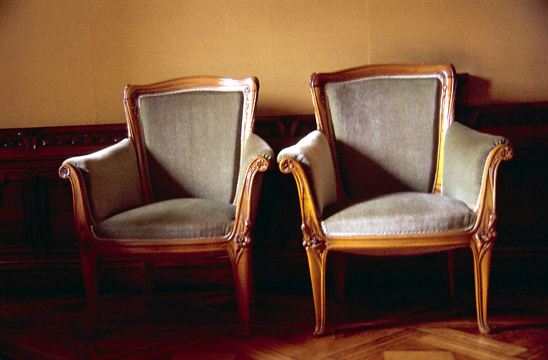 Petit salon, rez-de-chaussée : fauteuils. - (c) Monuments historiques, ADAGP