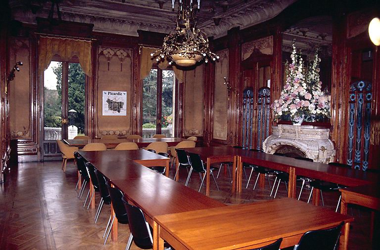 Grand salon, rez-de-chaussée : vue vers le jardin, à l'ouest. - (c) Monuments historiques, ADAGP