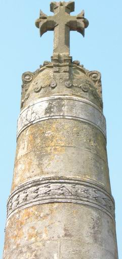 Haut de la colonne, la croix avec les deux derniers cercles qui entourent la colonne.