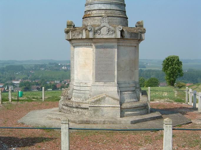 Socle et base de la colonne.