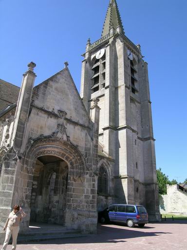 Extérieur : porche nord et clocher.