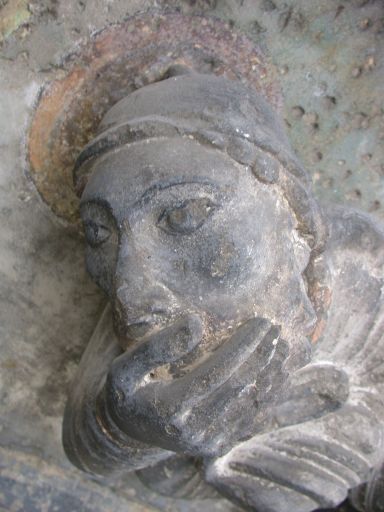 Saint agenouillé, détail (quatrième voussure sud).