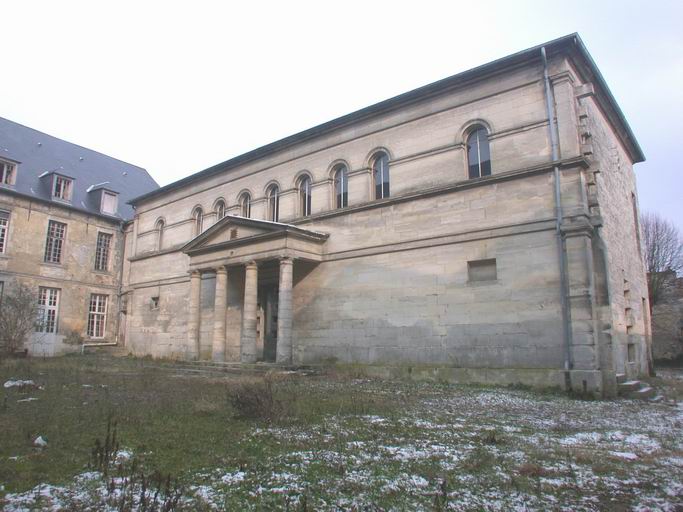 La chapelle : façade principale.