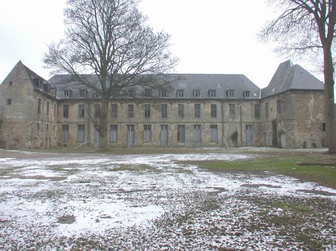 Cour côté "jardin" anciennement close de murs, où se trouvait l'entrée primitive côté rempart, agrandie au XIXe siècle sur les jardins du palais épiscopal : façades du bâtiment principal et de ses ailes en retour : vue d'ensemble.