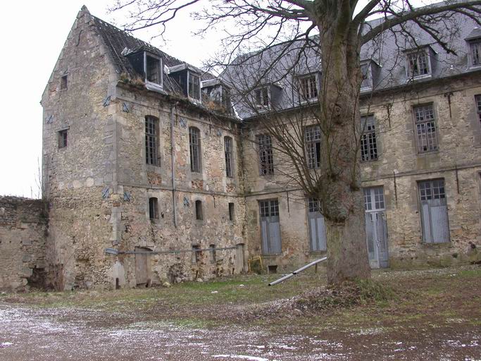 Corps de logis principal, côté cathédrale : retour à gauche.