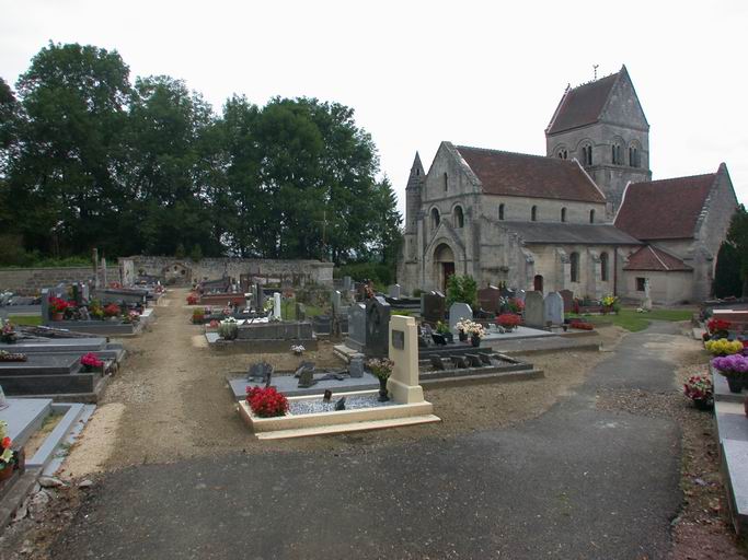 Vue extérieure d'ensemble, depuis le sud-ouest, au milieu du cimetière.