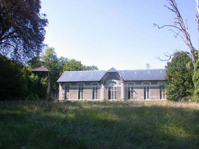Le bâtiment du réfectoire, situés entre le 1er sanatorium et le second à gauche, vue du côté sud, avec sa façade principale.