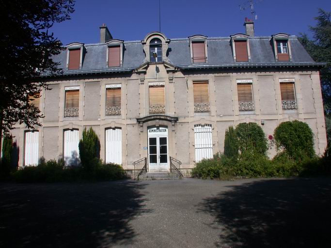 Le bâtiment administratif situé non loin de la maison du directeur, et avant la laverie et la morgue : façade principale.