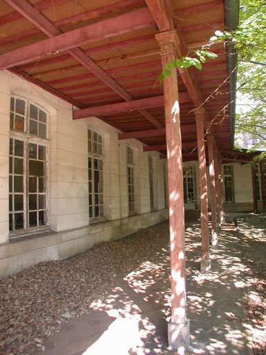 Le pavillon A, dit Letulle : la façade principale avec la galerie des malades et son auvent.