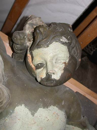 Corps d'enfant en cours de dégagement et restauration (atelier Laetitia Cochet, 2004).