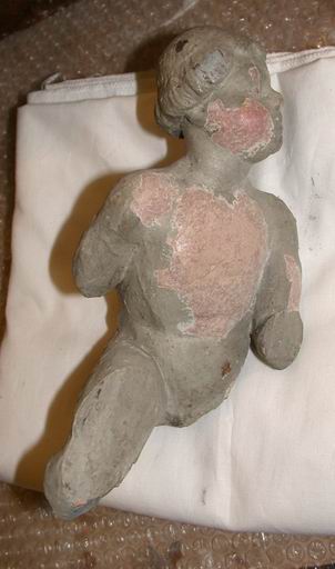 Un des enfants en cours de dégagement (atelier Nathalie Pruha, 2005).