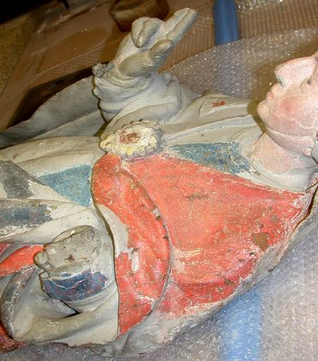 Statue en cours de dégagement (atelier Nathalie Pruha, 2005).