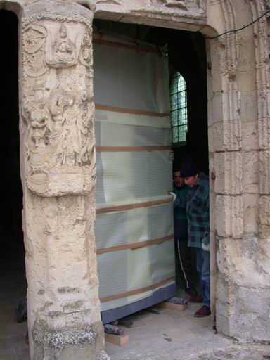 Repose du vantail droit après restauration (atelier Marc Lebaillif, décembre 2003).