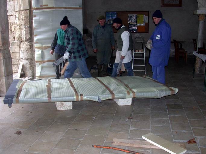 Repose du vantail droit après restauration (atelier Marc Lebaillif, décembre 2003).