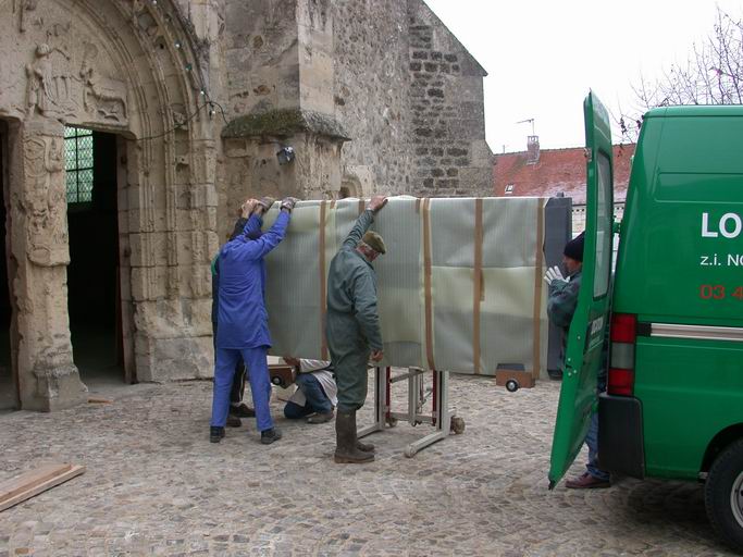 Repose d'un vantail après restauration (atelier Marc Lebaillif, décembre 2003).