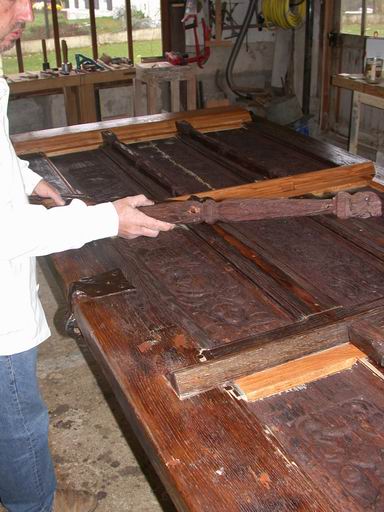 Vantail droit en cours de restauration (atelier Marc Lebaillif, 2003).