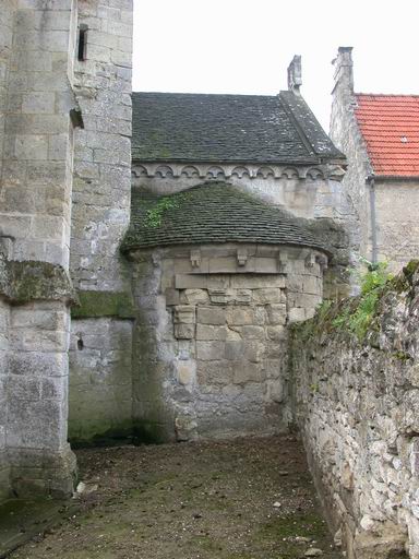 Chapelle et absidiole au nord.