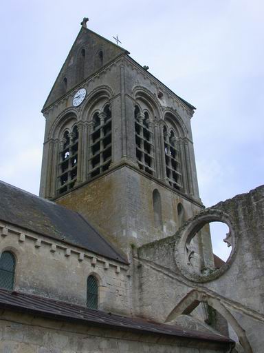 Clocher et ruines du transept sud.