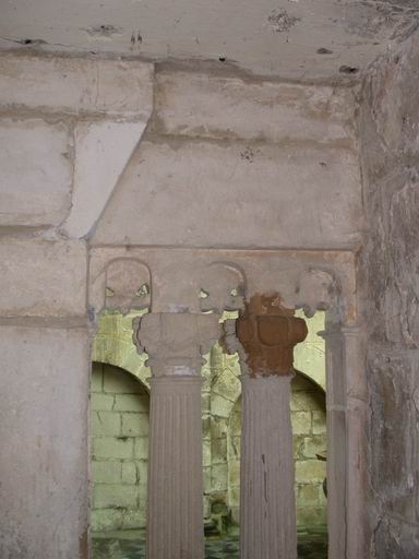 Partie supérieure de colonnes, côté chapelle.