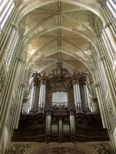 Vue de la nef vers l'ouest et buffet d'orgue.