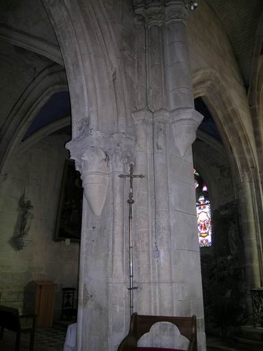 Intérieur : pilier sous l'ancien clocher.