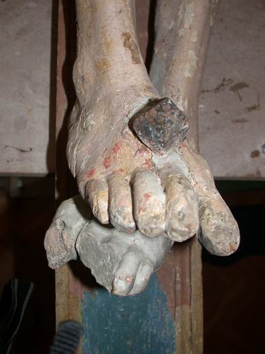 Pieds du Christ en cours de restauration (atelier Laetitia Cochet, 2005).