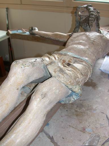 Vue générale du Christ en cours de restauration (atelier Laetitia Cochet, 2005).