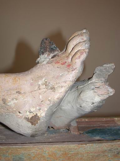 Pieds du Christ en cours de restauration (atelier Laetitia Cochet, 2005).