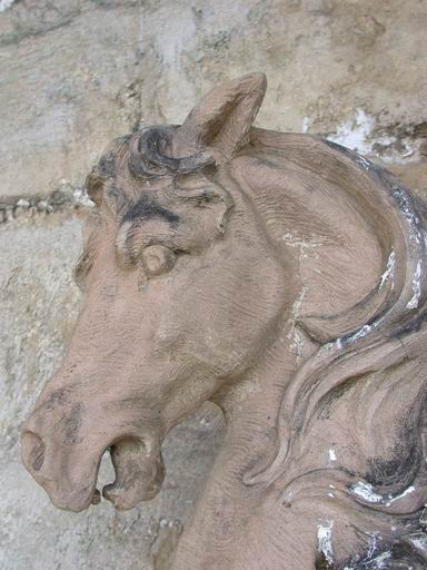 Détail du groupe en place sur le portail sud, avant dépose pour restauration.